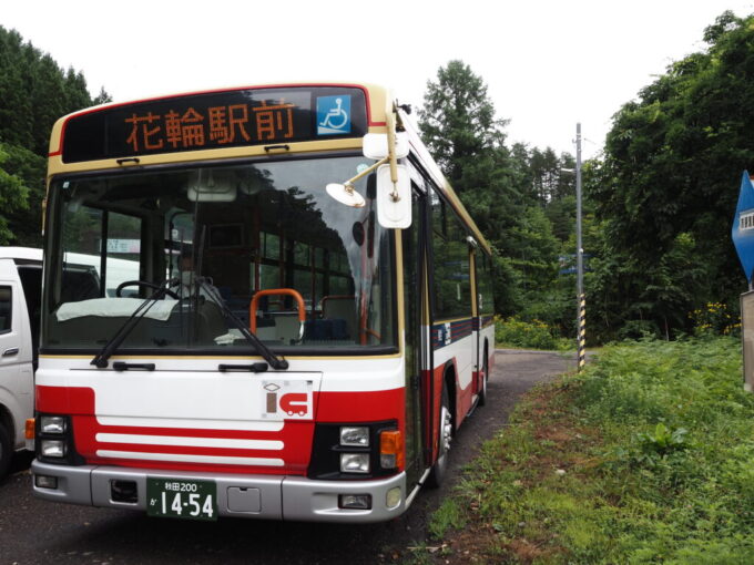 8月上旬夏の秋田八幡平志張温泉バス停に停車中の秋北バス鹿角花輪駅前行き
