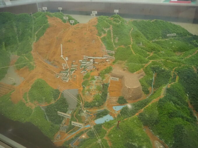 8月上旬夏の秋田鹿角花輪史跡尾去沢鉱山鹿角市鉱山歴史館に展示された尾去沢鉱山の立体模型