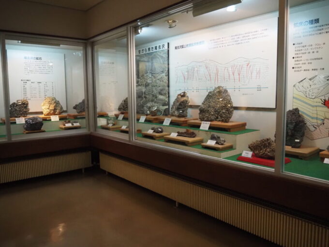 8月上旬夏の秋田鹿角花輪史跡尾去沢鉱山鹿角市鉱山歴史館に展示された鉱石の数々