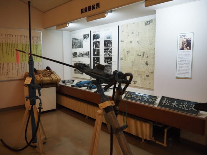 8月上旬夏の秋田鹿角花輪史跡尾去沢鉱山鹿角市鉱山歴史館に展示された実物の削岩機
