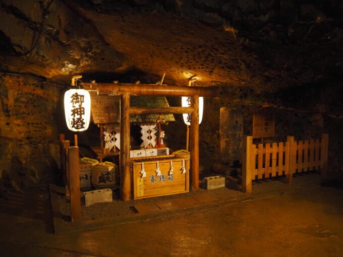 8月上旬夏の秋田鹿角花輪史跡尾去沢鉱山観光坑道石切沢通洞坑幾多もの作業者の安全を見守り続けてきた坑内山神社