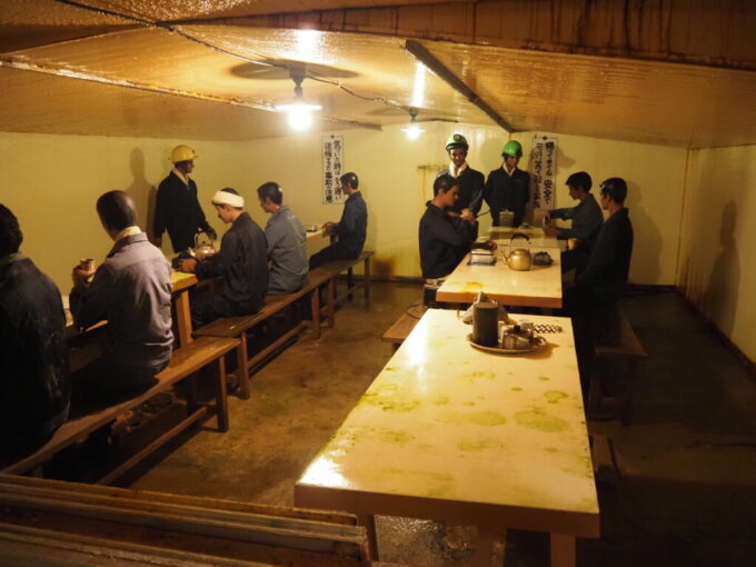 8月上旬夏の秋田鹿角花輪史跡尾去沢鉱山観光坑道石切沢通洞坑石切沢上部休憩所やけにリアルな活気を感じる室内