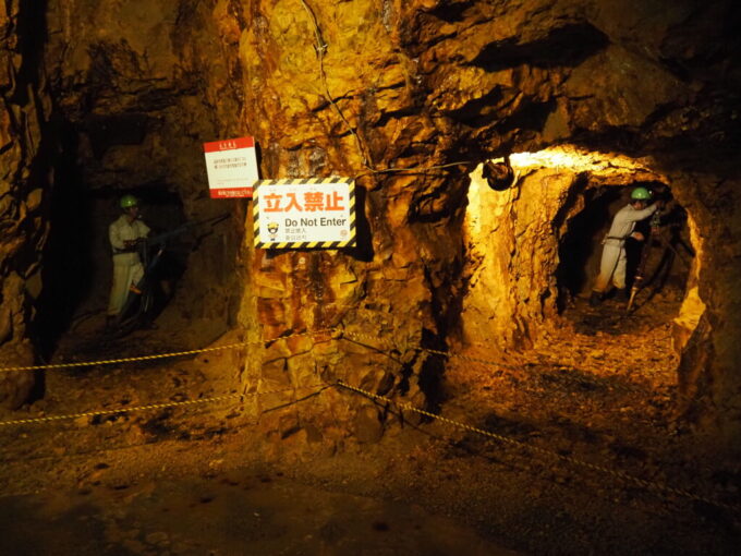 8月上旬夏の秋田鹿角花輪史跡尾去沢鉱山観光坑道石切沢通洞坑坑内測量作業と水平穿孔