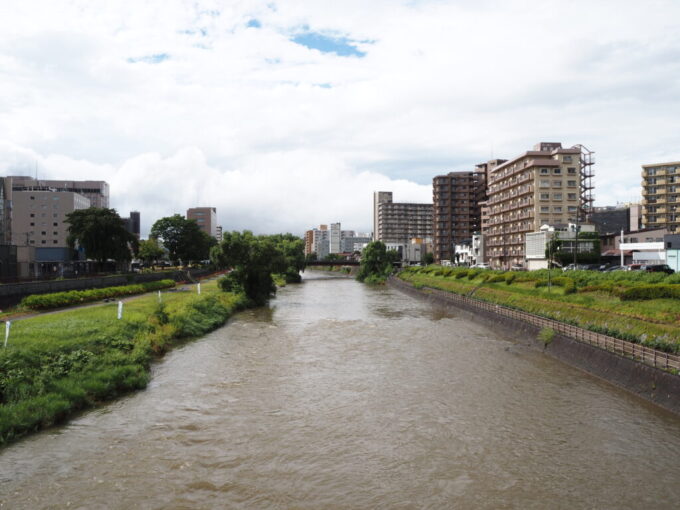 8月上旬夏の北東北盛岡雨続きにより茶色い水が流れる北上川