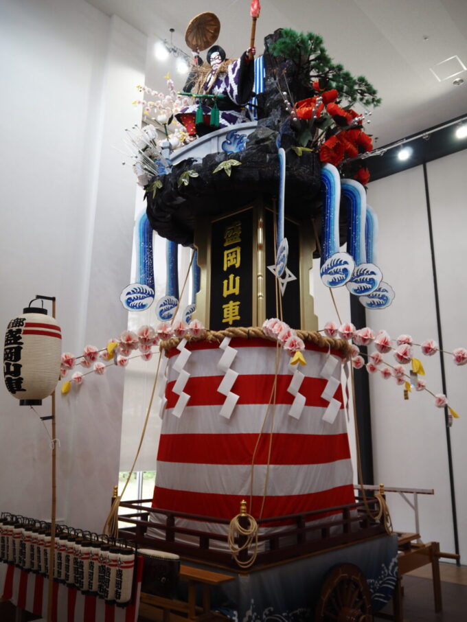 8月上旬夏の北東北盛岡もりおか歴史文化館に展示された明治時代の山車を再現した9ｍもの高さを誇る山車