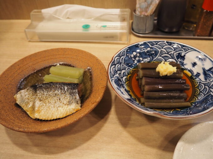 8月上旬夏の北東北盛岡ももどり駅前食堂沢内わらびと身欠きニシンとフキの煮物