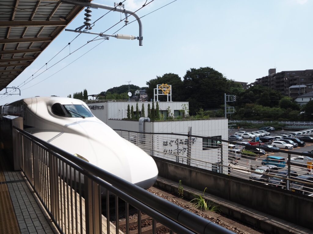 8月下旬夏空の新横浜駅に入線するN700A