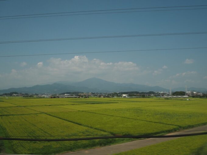 8月下旬東海道新幹線N700A車窓に広がる豊な田園とそれを見守る大山の山容