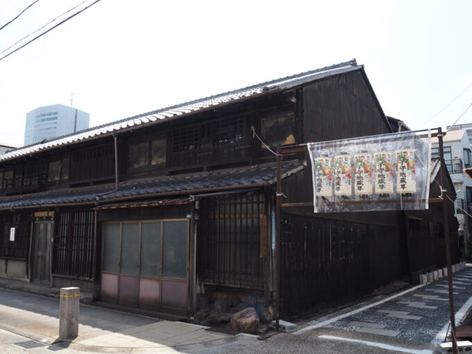 8月下旬猛暑の名古屋四間通に残る情緒ある町家