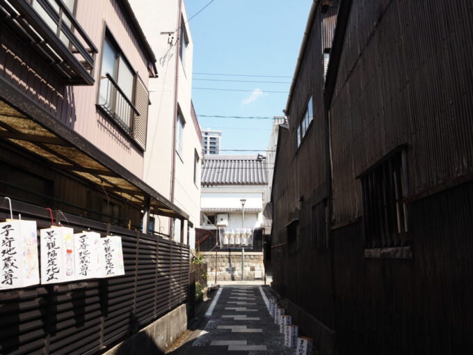 8月下旬猛暑の名古屋四間通の細い路地から望む町家の壁と土蔵の渋い情緒