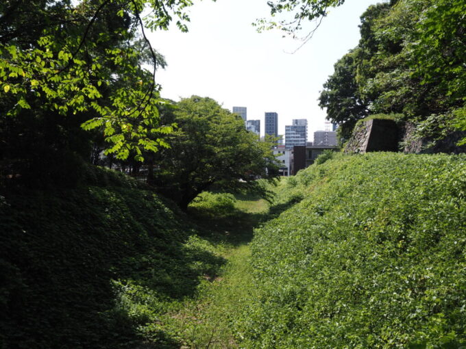 8月下旬猛暑の名古屋名古屋城の外堀跡を走っていた名鉄瀬戸線の堀川駅跡