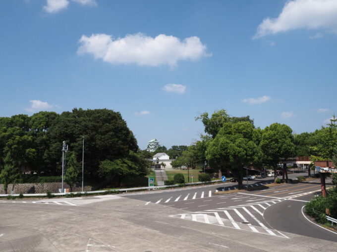8月下旬猛暑の名古屋伏見通終点の交差点に架かる歩道橋から名古屋城を遠望する