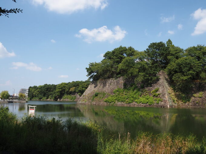 8月下旬猛暑の名古屋満々と水の湛えられた名古屋城の水堀