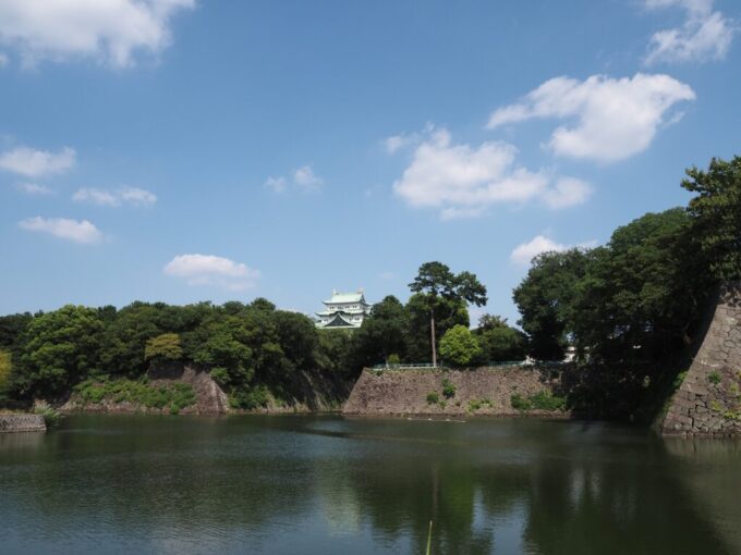 8月下旬猛暑の名古屋水堀越しに臨む名古屋城天守閣