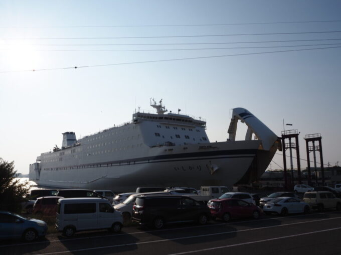 8月下旬猛暑の名古屋港に停泊し車を積み込み中の太平洋フェリーいしかり