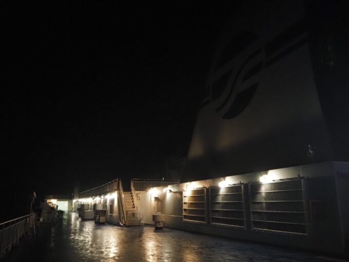 8月下旬太平洋フェリーいしかり夜闇に灯りが滲む旅情あふれる甲板