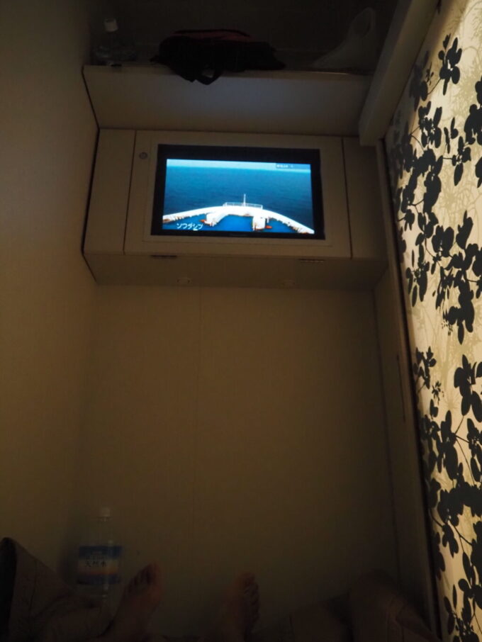 8月下旬太平洋フェリーいしかりS寝台テレビで船首からの映像を見ながらごろごろ過ごす