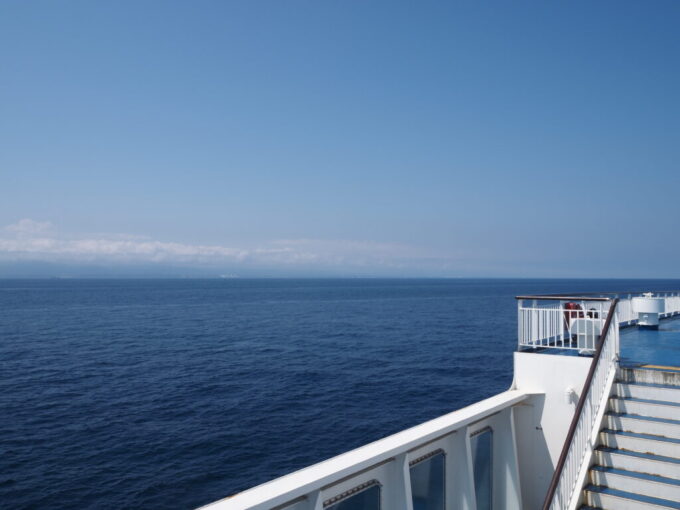 8月下旬太平洋フェリーいしかり福島沖の真っ青な空と海の狭間を爽快に駆けてゆく