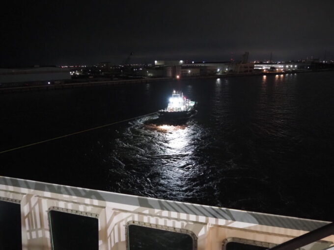 8月下旬太平洋フェリーいしかり船尾をタグボートに曳かれ仙台港内を回頭する