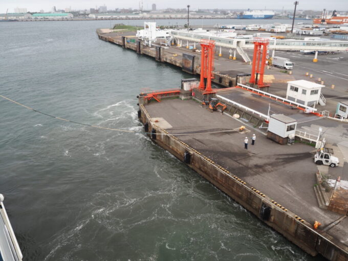 8月下旬太平洋フェリーいしかりは苫小牧港のボラードに係船索が繋がれ北の大地北海道と結ばれた