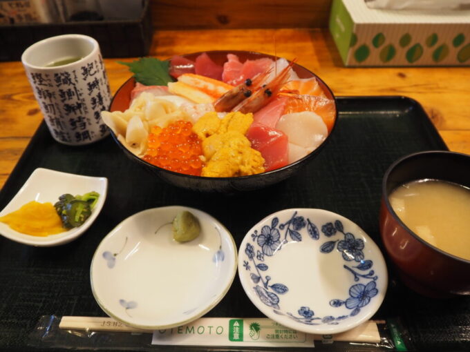 8月下旬涼しい苫小牧海の駅ぷらっとみなと市場海鮮みなと食堂時価のおまかせ丼