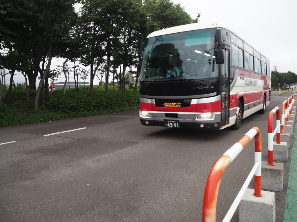 8月下旬涼しい苫小牧イオンモール苫小牧バス停に入線する北海道中央バス高速とまこまい号苫小牧フェリー行き