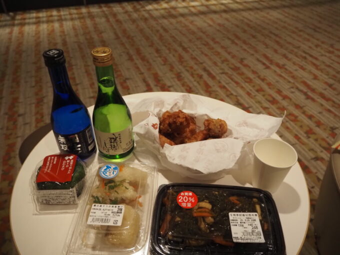 8月下旬商船三井さんふらわあ夕方便さんふらわあふらの吹き抜けのプロムナードで味わうひとり晩酌小樽なると屋のザンギやサザエのおむすびなどイオンモール苫小牧で仕入れた北海道の味に酔いしれる