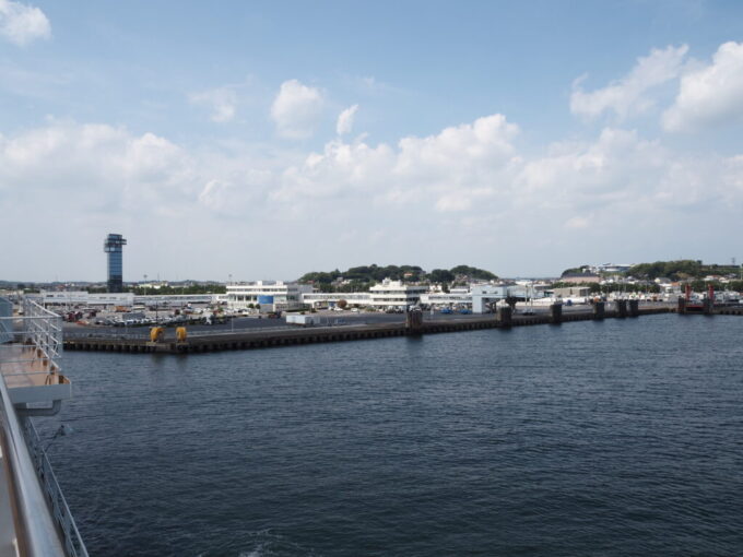 8月下旬商船三井さんふらわあ夕方便さんふらわあふらのは大洗入港後器用にその巨体を回頭させる