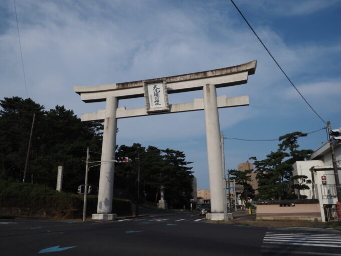 8月下旬猛暑の茨城大洗車道をまたぐようにして建つ大洗磯前神社一の鳥居
