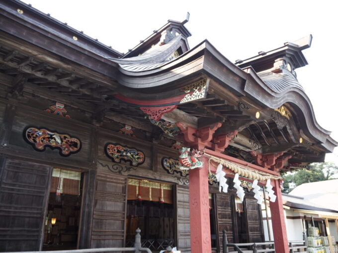 8月下旬猛暑の茨城大洗磯前神社かの有名な水戸光圀公の命で建てられたというまもなく築300年を迎える拝殿に施された目を奪うような彫刻