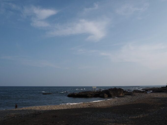 8月下旬猛暑の茨城大洗小高い場所から俯瞰する神磯の鳥居と雄大な鹿島灘