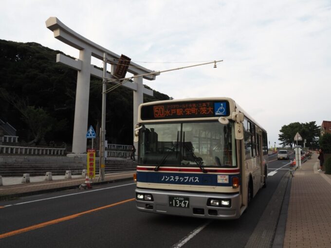 8月下旬猛暑の茨城大洗神社前バス停から茨城交通バス水戸駅方面バスに乗る