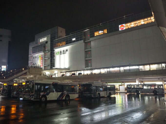 8月下旬雨に濡れ艶めく夜の水戸駅
