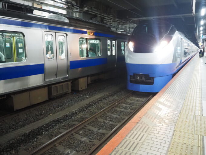 8月下旬夜の水戸駅に入線するE657系ひたちフレッシュひたちリバイバルカラーブルーオーシャン