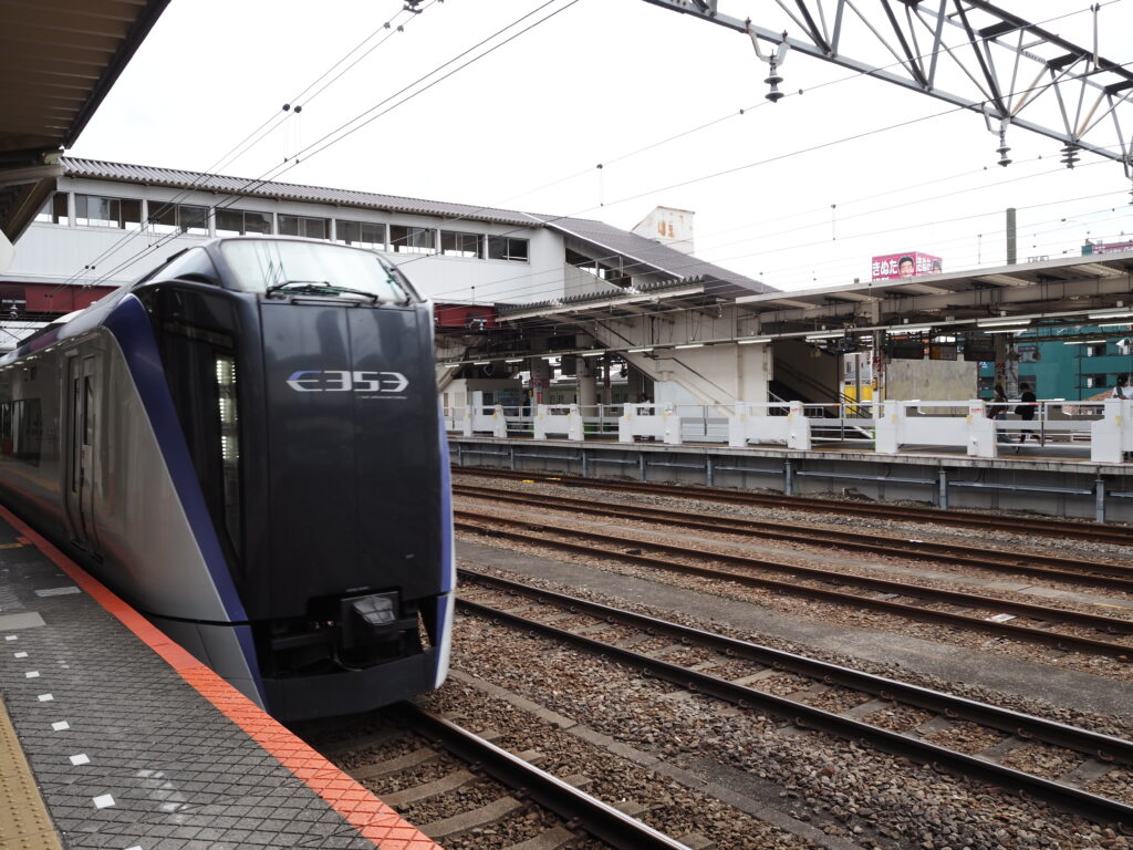 9月下旬曇天の中央本線八王子駅に入線するE353系特別急行あずさ号松本行き
