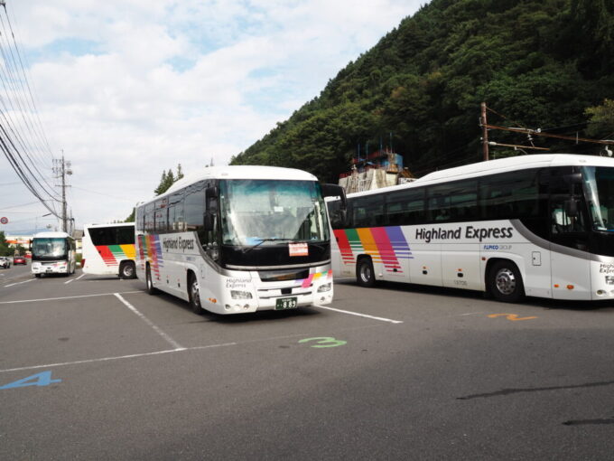 9月下旬新島々バスターミナルに集結するアルピコ交通バス