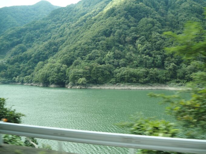9月下旬アルピコ交通乗鞍高原行きバス車窓から望む稲核ダムのダム湖