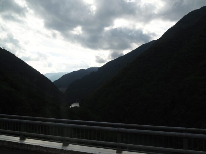9月下旬アルピコ交通乗鞍高原行きバスから望む山間に威容を誇る奈川渡ダム