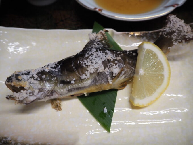 9月下旬涼やかな信州白骨温泉かつらの湯丸永旅館1泊目夕食岩魚の塩焼き