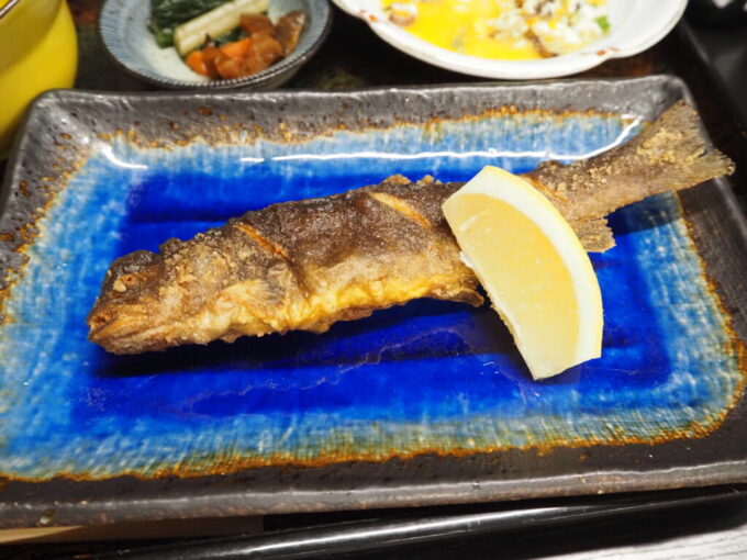 9月下旬涼やかな信州白骨温泉かつらの湯丸永旅館2泊目夕食揚げたて熱々カラッとほっくほくの岩魚のから揚げ