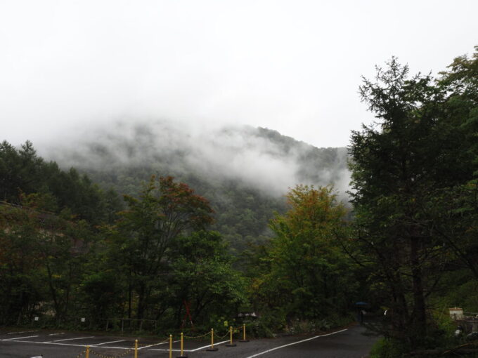 9月下旬涼やかな信州白骨温泉かつらの湯丸永旅館帰りのバスを待っていると小雨が降りだし山にかかる靄が幻想的な雰囲気に