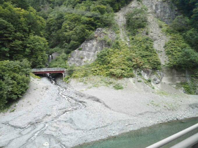 9月下旬涼やかな信州アルピコ交通新島々行きバス車窓から眺める旧国道158号線沢渡の土砂崩落跡