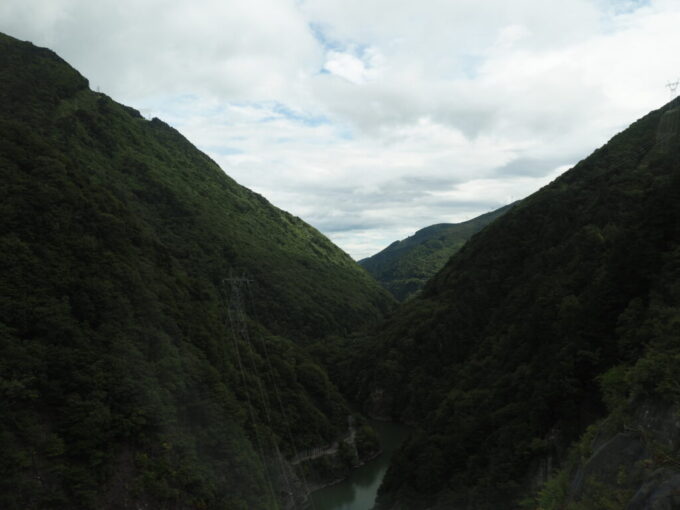 9月下旬涼やかな信州アルピコ交通新島々行きバス奈川渡ダム天端から梓川の刻んだ深い谷を眺める