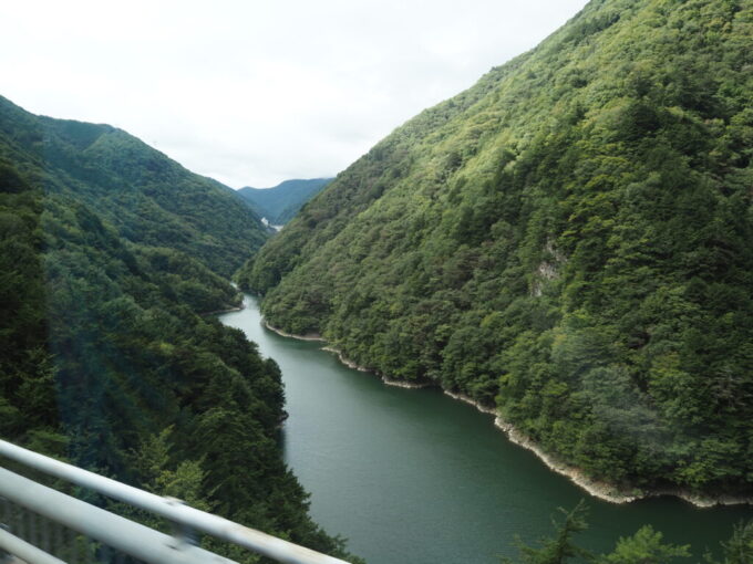 9月下旬涼やかな信州アルピコ交通新島々行きバスから望む梓川