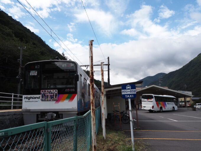 9月下旬涼やかな信州新島々駅に停車中の20100形電車2代目なぎさTRAIN