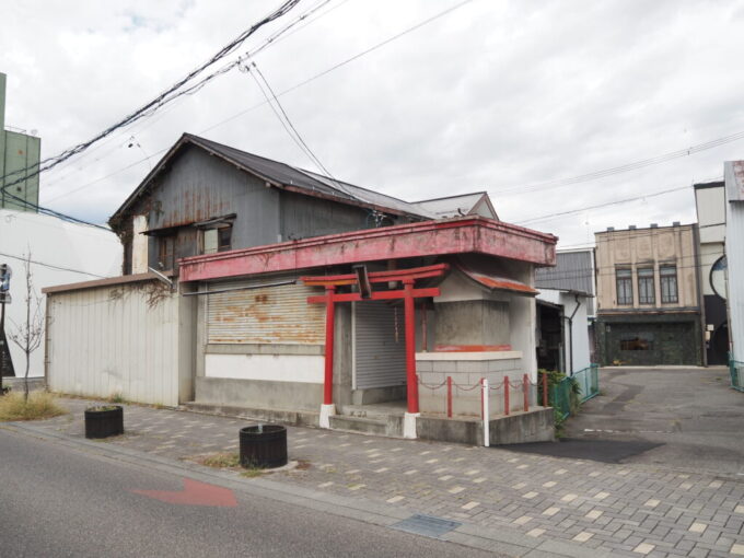 9月下旬涼やかな信州松本独特な佇まいの白翁稲荷神社とその奥で目を引く昭和初期の旧薬局の建物