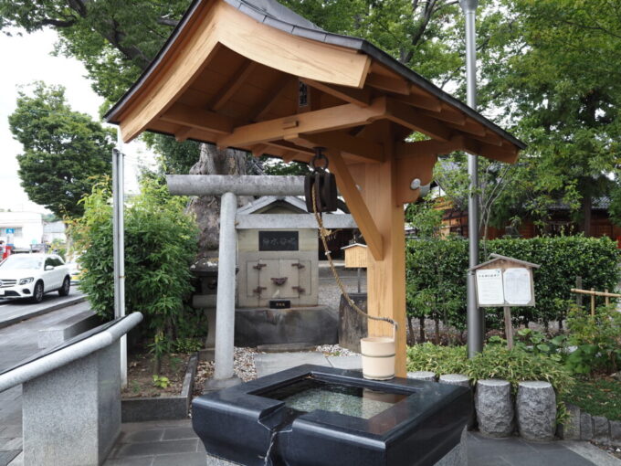 9月下旬涼やかな信州松本神社前井戸で空になったペットボトルにおいしい湧水を補給