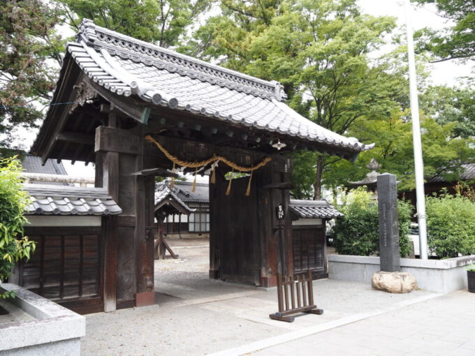 9月下旬涼やかな信州松本神社の薬医門