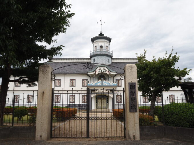 9月下旬涼やかな信州松本明治9年建築の国宝旧開智学校