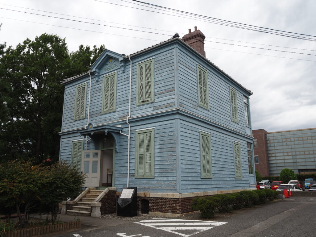 9月下旬涼やかな信州松本旧開智学校の隣に建つ松本市旧司祭館